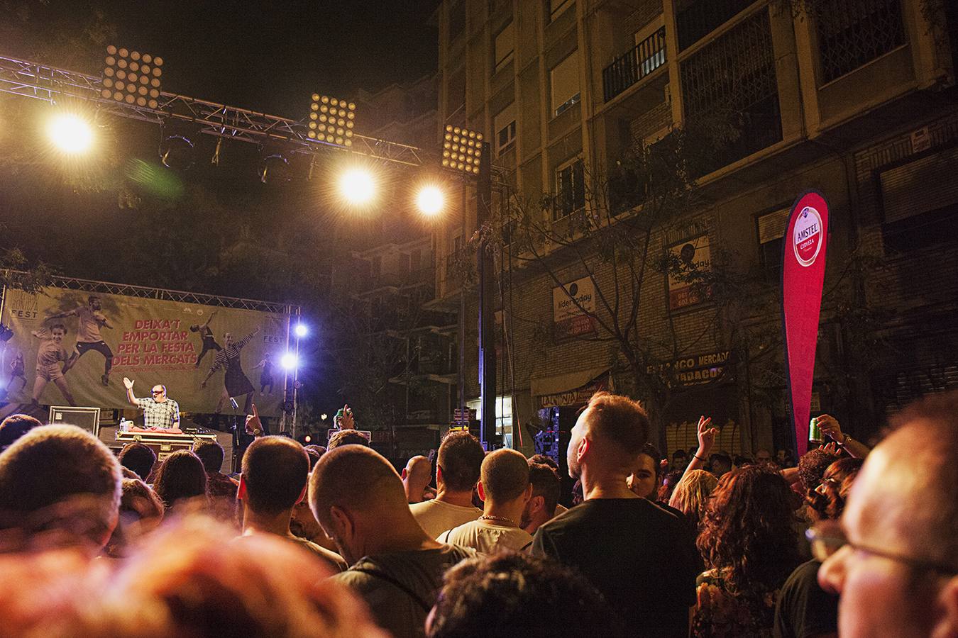 Numerosos valencianos y turistas abarrotan los mercados municipales de Valencia en la noche gastronómica y cultural programada este sábado en catorce recintos de la ciudad, el plato estrella del III Bonic/a Fest, que arrancó a las ocho de la tarde y se prolongará hasta la medianoche. La Fiesta de los Mercados Municipales, que persigue potenciar el comercio de proximidad y la alimentación saludable a través de los productos que se ofrecen en estos recintos, arrancó con colas a las puertas del Mercado Central, como en Ruzafa o el Cabanyal. 