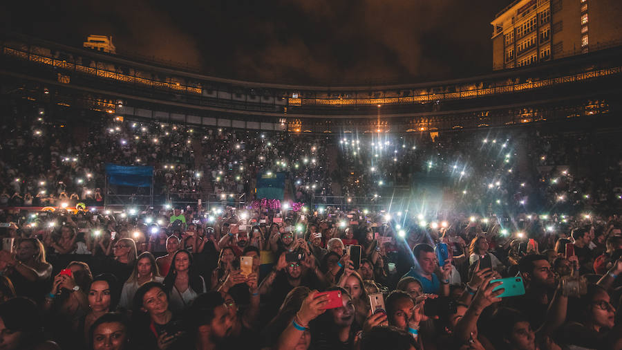 Baile, brillos y espectáculo de fuegos artificiales: así comenzaba Maluma su concierto en Valencia. El colombiano salió al escenario ante un recinto abarrotado, con un ambiente donde la emoción y el fanatismo se desataban en gritos con cada gesto y comentario del provocador artista.