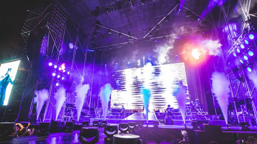 Baile, brillos y espectáculo de fuegos artificiales: así comenzaba Maluma su concierto en Valencia. El colombiano salió al escenario ante un recinto abarrotado, con un ambiente donde la emoción y el fanatismo se desataban en gritos con cada gesto y comentario del provocador artista.