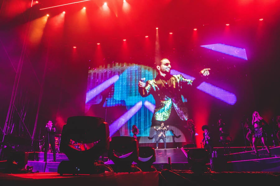 Baile, brillos y espectáculo de fuegos artificiales: así comenzaba Maluma su concierto en Valencia. El colombiano salió al escenario ante un recinto abarrotado, con un ambiente donde la emoción y el fanatismo se desataban en gritos con cada gesto y comentario del provocador artista.