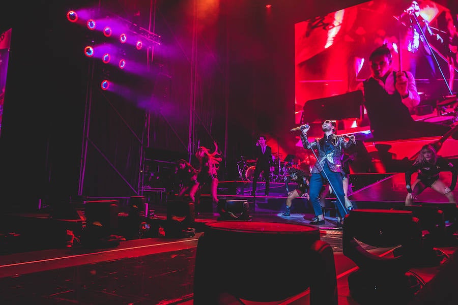 Baile, brillos y espectáculo de fuegos artificiales: así comenzaba Maluma su concierto en Valencia. El colombiano salió al escenario ante un recinto abarrotado, con un ambiente donde la emoción y el fanatismo se desataban en gritos con cada gesto y comentario del provocador artista.