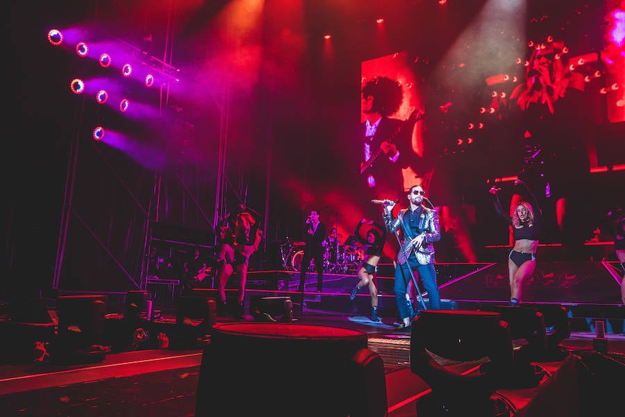 Baile, brillos y espectáculo de fuegos artificiales: así comenzaba Maluma su concierto en Valencia. El colombiano salió al escenario ante un recinto abarrotado, con un ambiente donde la emoción y el fanatismo se desataban en gritos con cada gesto y comentario del provocador artista.