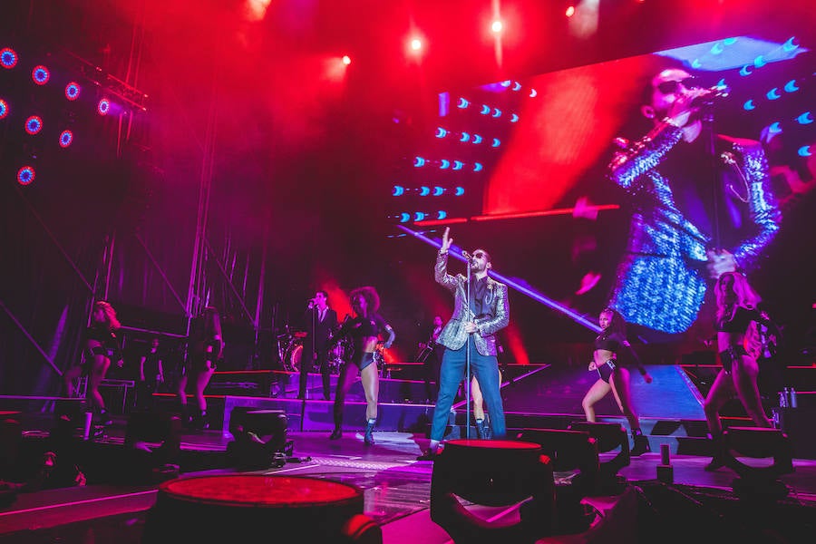 Baile, brillos y espectáculo de fuegos artificiales: así comenzaba Maluma su concierto en Valencia. El colombiano salió al escenario ante un recinto abarrotado, con un ambiente donde la emoción y el fanatismo se desataban en gritos con cada gesto y comentario del provocador artista.