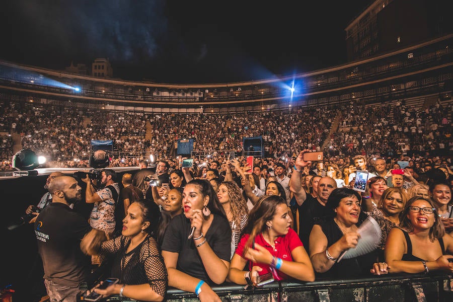 Baile, brillos y espectáculo de fuegos artificiales: así comenzaba Maluma su concierto en Valencia. El colombiano salió al escenario ante un recinto abarrotado, con un ambiente donde la emoción y el fanatismo se desataban en gritos con cada gesto y comentario del provocador artista.