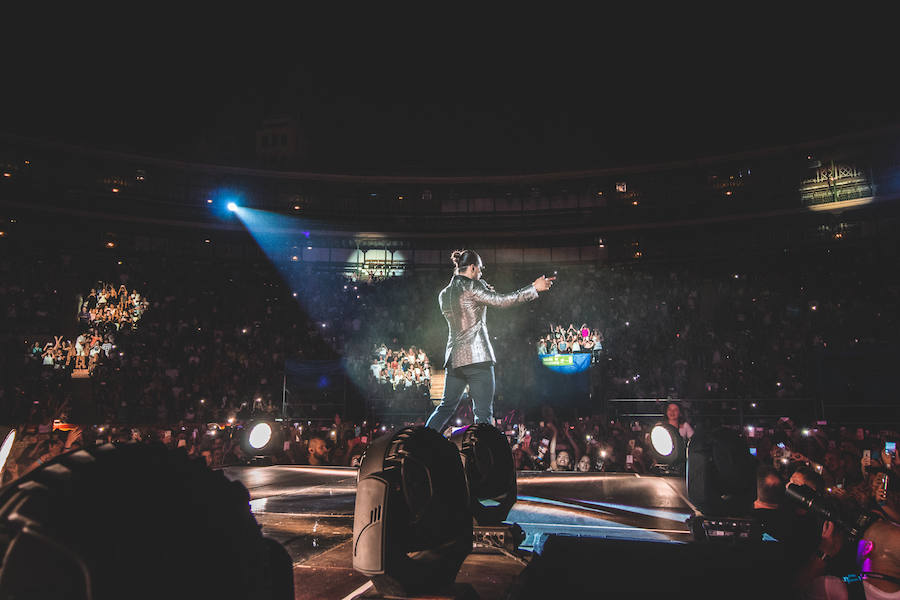 Baile, brillos y espectáculo de fuegos artificiales: así comenzaba Maluma su concierto en Valencia. El colombiano salió al escenario ante un recinto abarrotado, con un ambiente donde la emoción y el fanatismo se desataban en gritos con cada gesto y comentario del provocador artista.