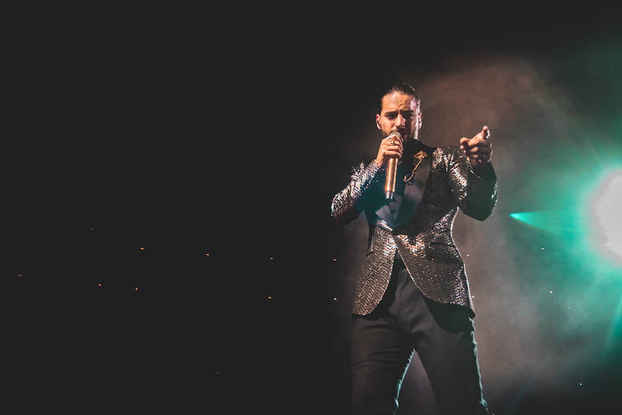 Baile, brillos y espectáculo de fuegos artificiales: así comenzaba Maluma su concierto en Valencia. El colombiano salió al escenario ante un recinto abarrotado, con un ambiente donde la emoción y el fanatismo se desataban en gritos con cada gesto y comentario del provocador artista.