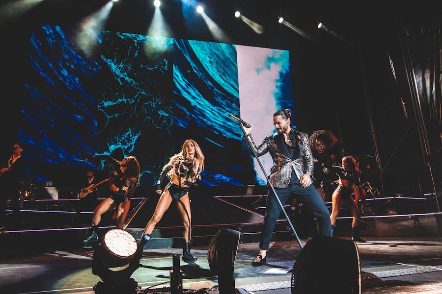Baile, brillos y espectáculo de fuegos artificiales: así comenzaba Maluma su concierto en Valencia. El colombiano salió al escenario ante un recinto abarrotado, con un ambiente donde la emoción y el fanatismo se desataban en gritos con cada gesto y comentario del provocador artista.