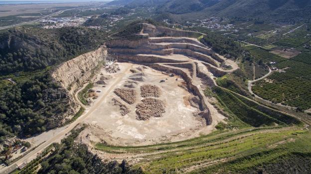 Dos empresas se querellan contra el alcalde y la secretaria de Corbera por exigirles dinero
