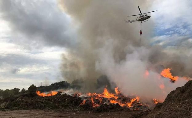 Continúa activo el incendio en el ecoparque de Benissa que afecta a unos 4.000 metros cuadrados