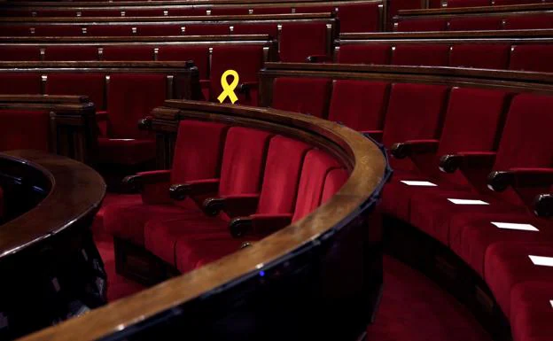 Vista del escaño del presidente de ERC, Oriol Junqueras, adornado con un lazo amarillo.