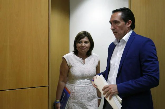 La presidenta del PP, Isabel Bonig, y el portavoz popular de Economía, Rubén Ibáñez. 