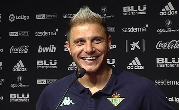 Joaquín en la zona mixta del estadio de Mestalla.