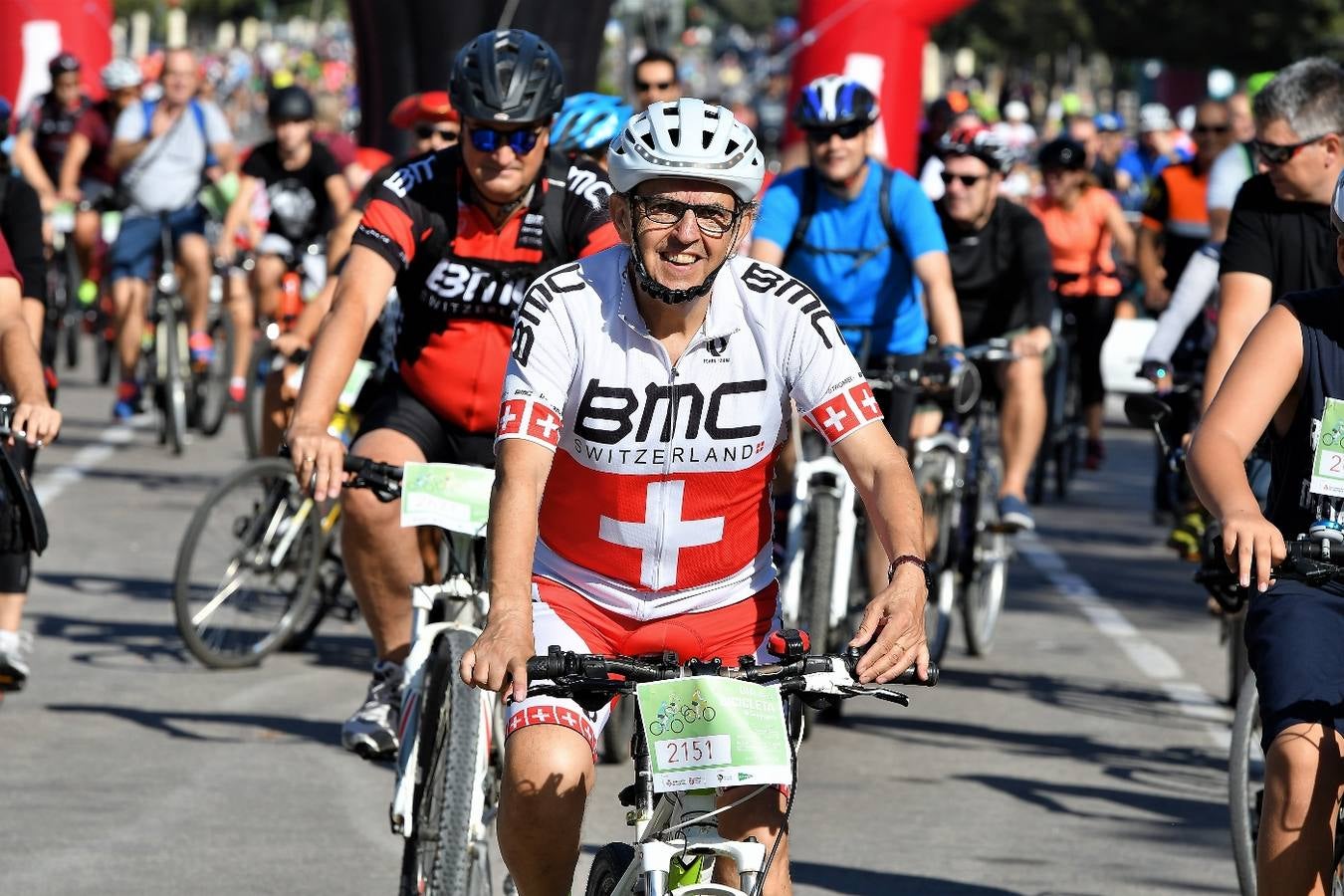 Valencia ha acogido este domingo, 16 de septiembre, la 22 edición del Día de la Bicicleta, una jornada organizada por la Fundación Deportiva Municipal que forma parte de la Semana de la Movilidad. El dinero recaudado irá a la Asociación de Epilepsia de la Comunitat Valenciana (ALCE), mientras que la ONCE ha protagonizado el inicio de la actividad con ciclistas invidentes acompañados en un tándem.