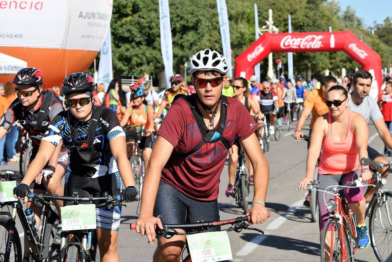 Valencia ha acogido este domingo, 16 de septiembre, la 22 edición del Día de la Bicicleta, una jornada organizada por la Fundación Deportiva Municipal que forma parte de la Semana de la Movilidad. El dinero recaudado irá a la Asociación de Epilepsia de la Comunitat Valenciana (ALCE), mientras que la ONCE ha protagonizado el inicio de la actividad con ciclistas invidentes acompañados en un tándem.