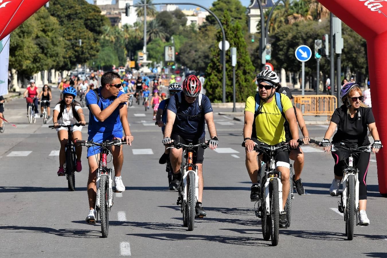 Bajo el lema 'Pedalegem per la inclusió social', la concentración de participantes arrancaba una hora antes, a las 9 h, en un punto intermedio entre los dos puntos.