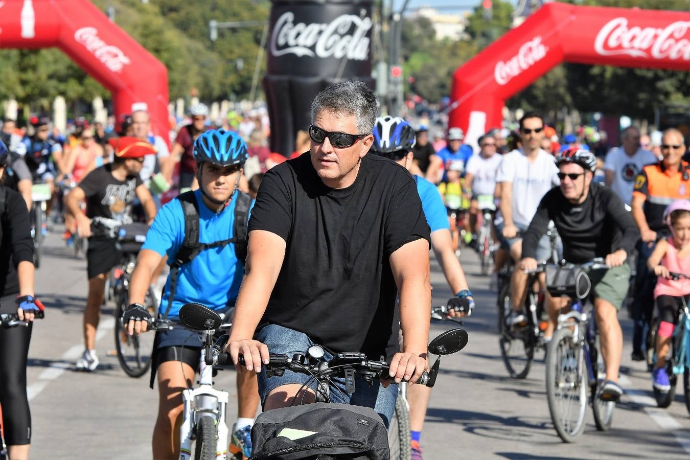 Los interesados podían inscribirse por un euro en las plantas de deportes de El Corte Inglés de la avenida de Francia, Pintor Sorolla y Nuevo Centro. «Un año más, celebramos una fiesta deportiva solidaria a la que quiero invitar a todos los ciudadanos a participar», dijo la concejal de Deportes, Maite Girau, en un comunicado del Ayuntamiento.