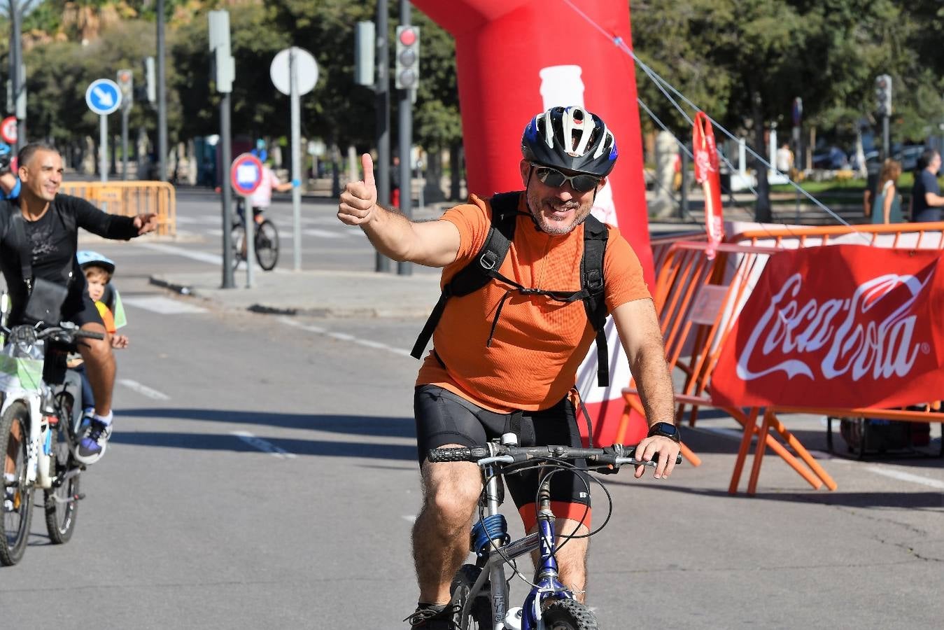 Los interesados podían inscribirse por un euro en las plantas de deportes de El Corte Inglés de la avenida de Francia, Pintor Sorolla y Nuevo Centro. «Un año más, celebramos una fiesta deportiva solidaria a la que quiero invitar a todos los ciudadanos a participar», dijo la concejal de Deportes, Maite Girau, en un comunicado del Ayuntamiento.