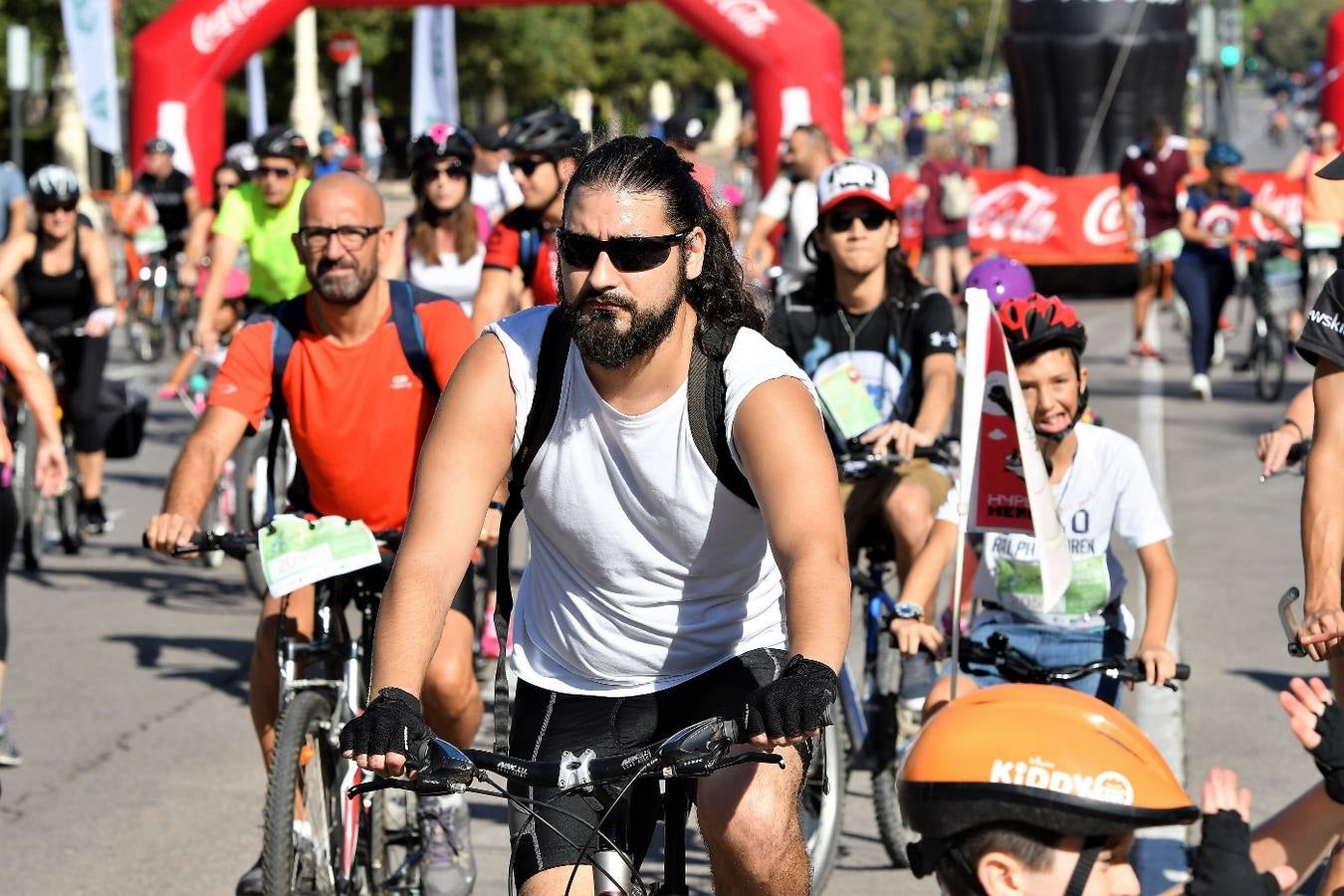 Los interesados podían inscribirse por un euro en las plantas de deportes de El Corte Inglés de la avenida de Francia, Pintor Sorolla y Nuevo Centro. «Un año más, celebramos una fiesta deportiva solidaria a la que quiero invitar a todos los ciudadanos a participar», dijo la concejal de Deportes, Maite Girau, en un comunicado del Ayuntamiento.