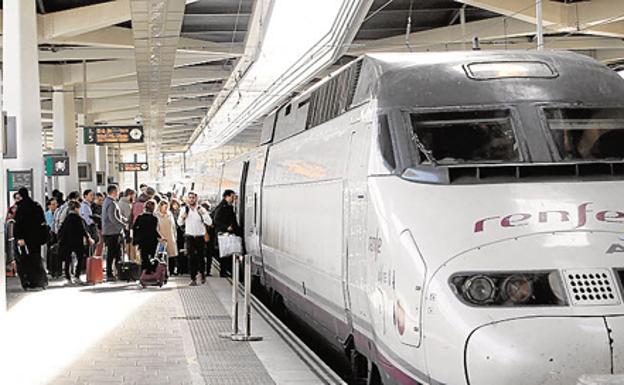 Un tren de alta velocidad que cubre de la línea Madrid-Castellón.