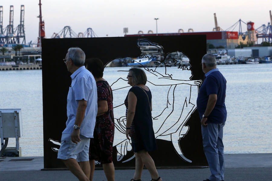 Las obras forman parte de una exposición de Antoni Miró ubicada en pleno paseo y la controversia se debe a lo explícito de las posturas