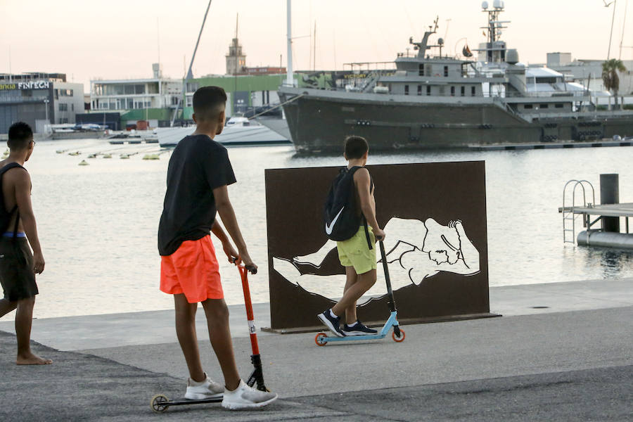 Las obras forman parte de una exposición de Antoni Miró ubicada en pleno paseo y la controversia se debe a lo explícito de las posturas