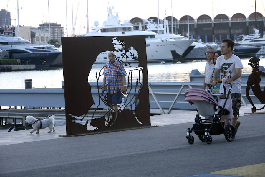 Las obras forman parte de una exposición de Antoni Miró ubicada en pleno paseo y la controversia se debe a lo explícito de las posturas