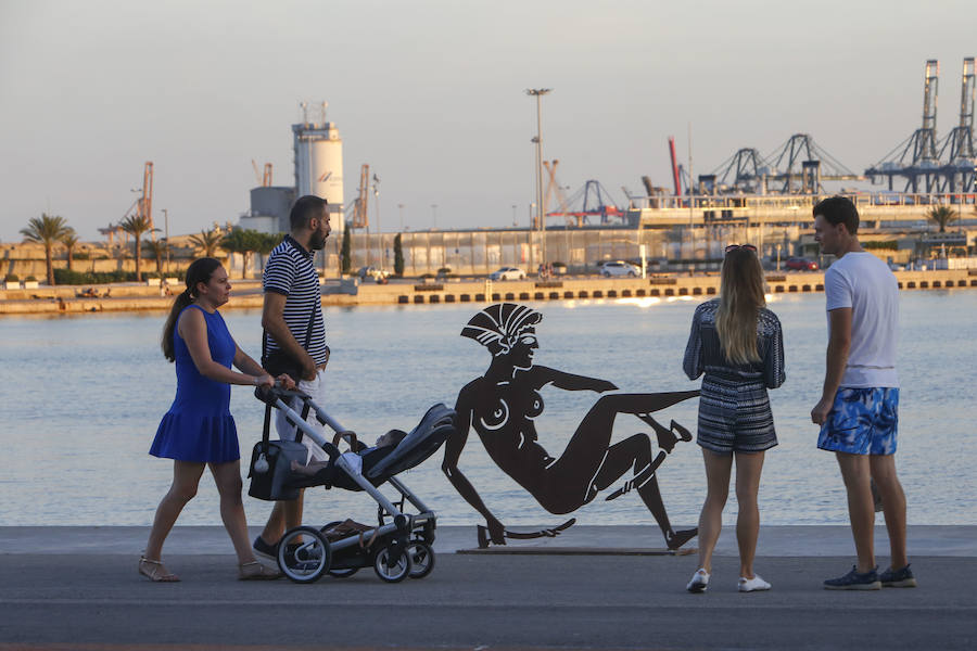 Las obras forman parte de una exposición de Antoni Miró ubicada en pleno paseo y la controversia se debe a lo explícito de las posturas