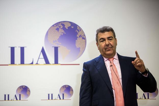 Carlos Bertomeu, con el logo de ILAI, sociedad que aglutina sus inversiones. 