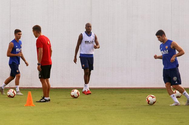 Kondogbia, en el centro de la imagen, sufre un esguince leve de tobillo. 