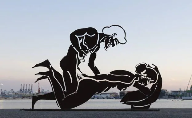 Una de las esculturas que representa prácticas sexuales, en la Marina.