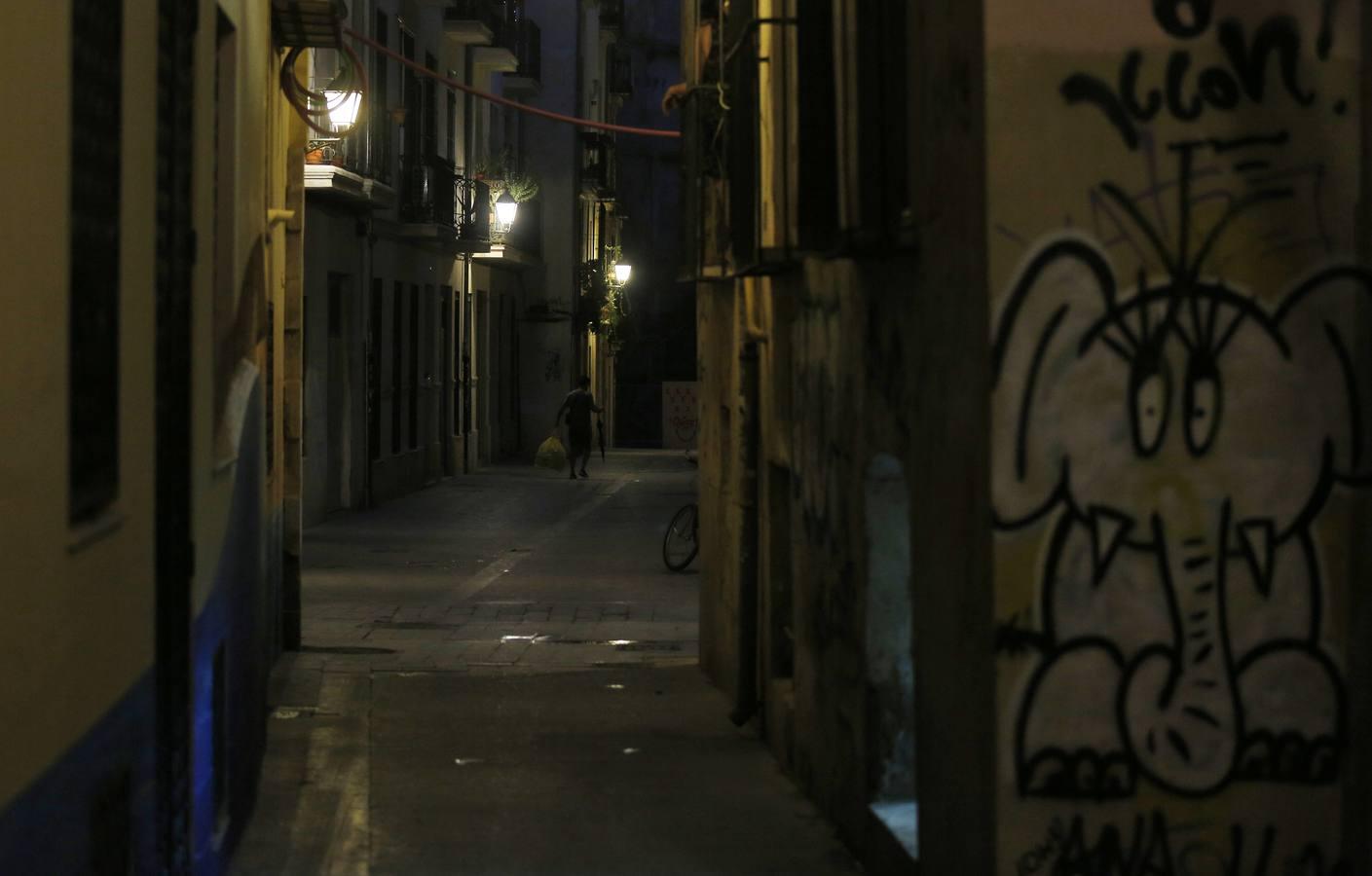 Los vecinos arremeten contra la falta de iluminación y denuncian problemas de seguridad. El Ayuntamiento reconoce deficiencias, de las que culpa al anterior equipo de gobierno, y asegura que las subsanará