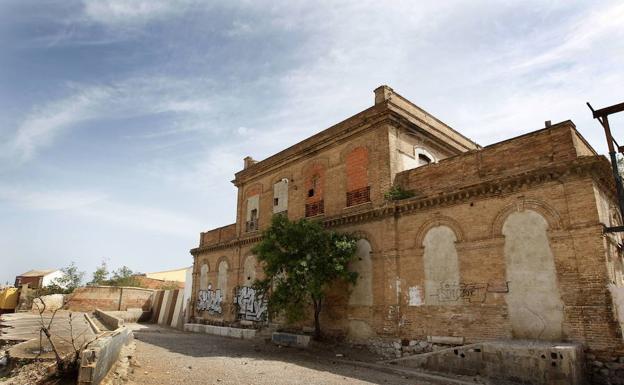 Antigua estación de FEVE en Nazaret.