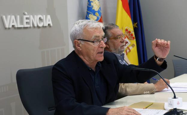 El alcalde de Valencia, Joan Ribó, junto con el concejal de Hacienda, Ramón Vilar, durante el balance económico del ayuntamiento 