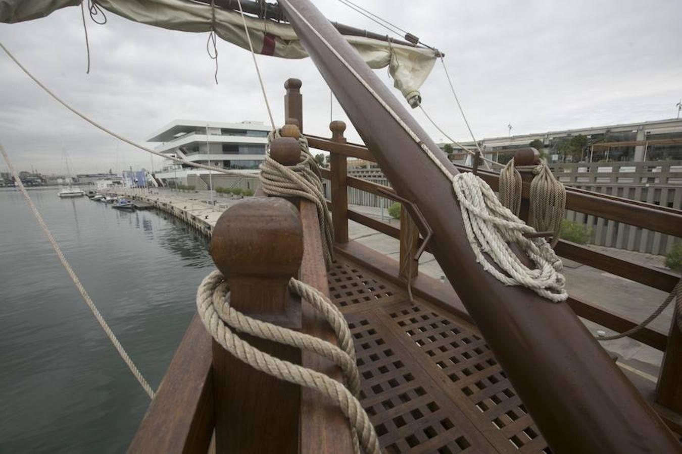 La réplica del histórico navío con el que Cristóbal Colón descubrió América en 1492 visita las aguas valencianas. El barco se encuentra anclado en La Marina de Valencia, junto al edificio de Veles e Vents. Sus cubiertas están abiertas al público desde este martes hasta el 29 de septiembre. Así, de las 10 a las 20 horas, se podrá subir a bordo y visitar su museo flotante. Un viaje por el tiempo para descubrir su historia, así como la vida de los marineros de la época.