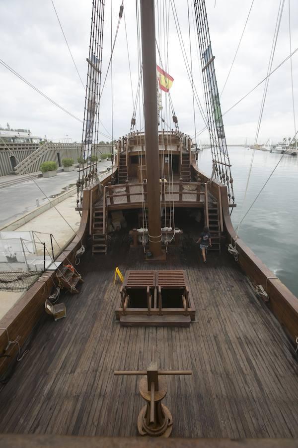 La réplica del histórico navío con el que Cristóbal Colón descubrió América en 1492 visita las aguas valencianas. El barco se encuentra anclado en La Marina de Valencia, junto al edificio de Veles e Vents. Sus cubiertas están abiertas al público desde este martes hasta el 29 de septiembre. Así, de las 10 a las 20 horas, se podrá subir a bordo y visitar su museo flotante. Un viaje por el tiempo para descubrir su historia, así como la vida de los marineros de la época.