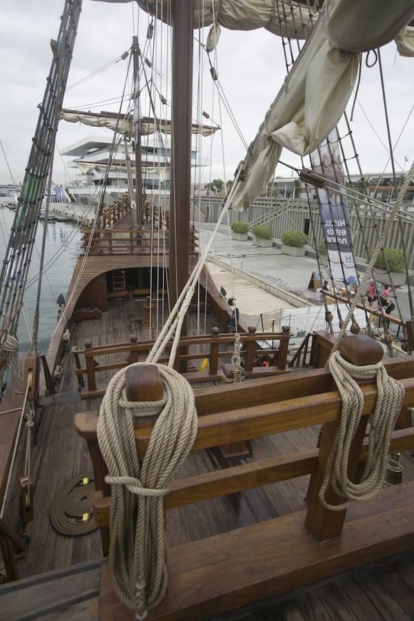 La réplica del histórico navío con el que Cristóbal Colón descubrió América en 1492 visita las aguas valencianas. El barco se encuentra anclado en La Marina de Valencia, junto al edificio de Veles e Vents. Sus cubiertas están abiertas al público desde este martes hasta el 29 de septiembre. Así, de las 10 a las 20 horas, se podrá subir a bordo y visitar su museo flotante. Un viaje por el tiempo para descubrir su historia, así como la vida de los marineros de la época.