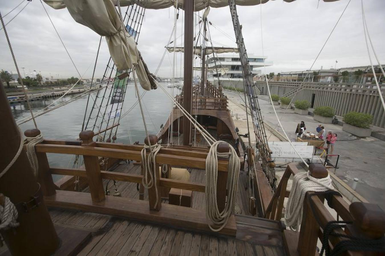 La réplica del histórico navío con el que Cristóbal Colón descubrió América en 1492 visita las aguas valencianas. El barco se encuentra anclado en La Marina de Valencia, junto al edificio de Veles e Vents. Sus cubiertas están abiertas al público desde este martes hasta el 29 de septiembre. Así, de las 10 a las 20 horas, se podrá subir a bordo y visitar su museo flotante. Un viaje por el tiempo para descubrir su historia, así como la vida de los marineros de la época.