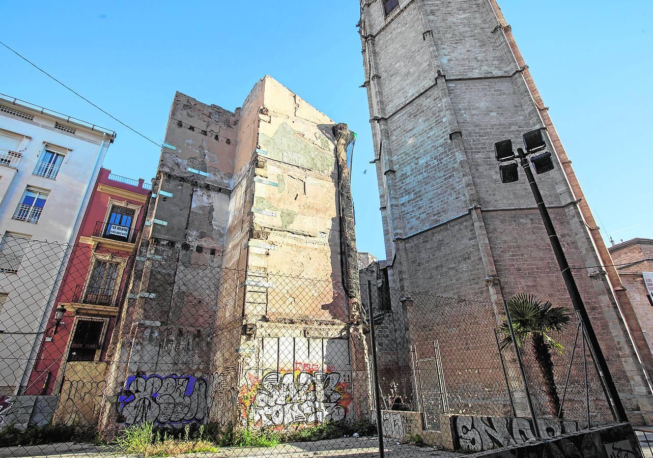 Edificio del reloj. Ruinas en el lugar más turístico de Valencia.