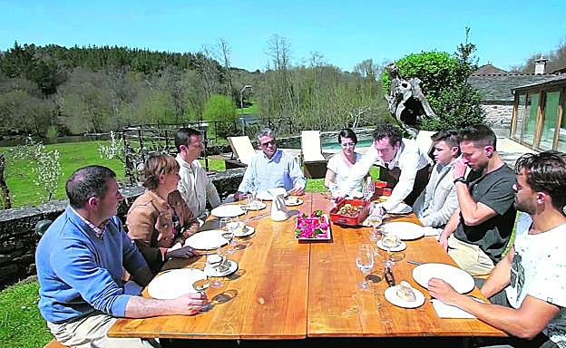 Concursantes de 'Bienvenidos a mi hotel', en el establecimiento rural Fervenza, en Lugo.