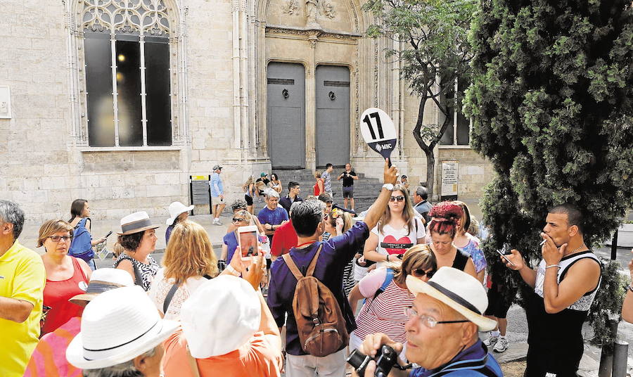 La forma más clásica de hacer turismo es contratar una visita guiada para conocer la historia de las calles y monumentos que se visitan, aunque está en auge una vía alternativa de realizar rutas turísticas, los 'freetours', donde el recorrido es gratis, pero al finalizar has de dar la voluntad al guía a modo de compensación por su tiempo dedicado. Los dos tipos de visitas han de reservarse con antelación- ya sea por la mañana o por la tarde- y los puntos de salida son, por lo general, La plaza de la Virgen, la Plaza de la Reina o la del Ayuntamiento. 