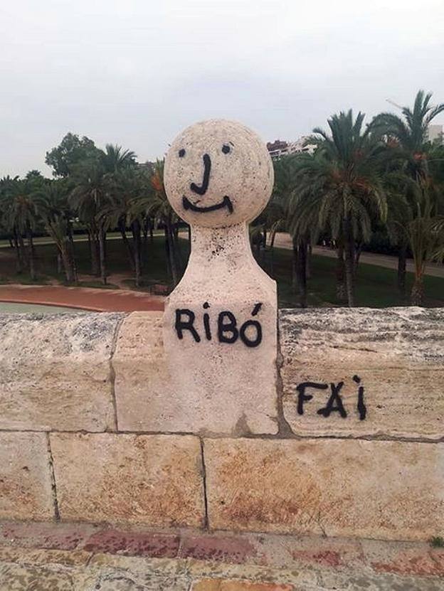 Antigua pintada en uno de los puentes históricos de Valencia.