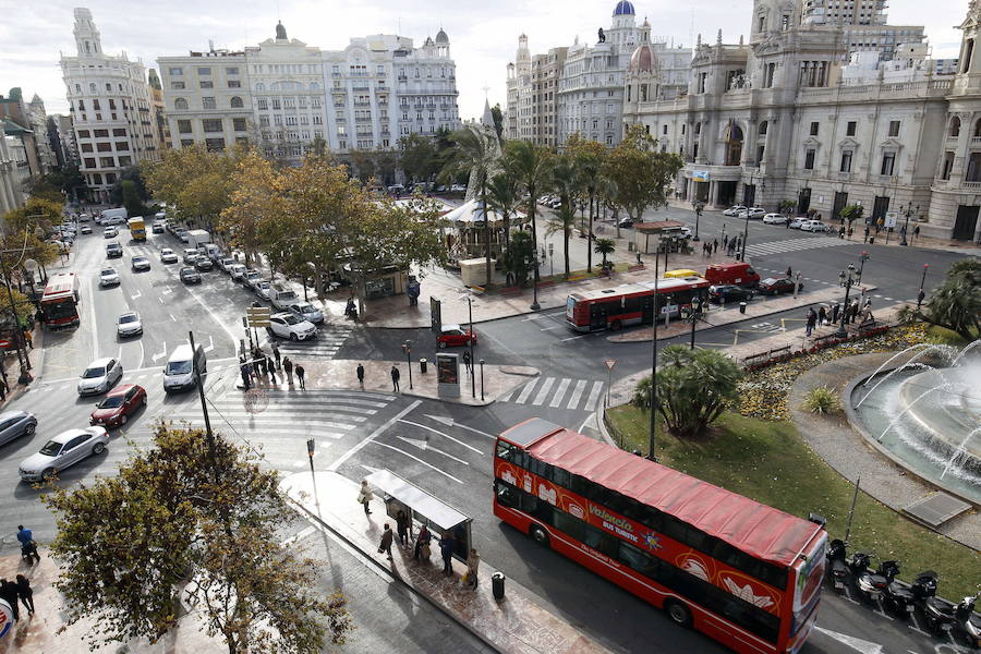 Seas turista o local, Valencia es una ciudad que siempre tiene algo con lo que sorprendernos. A orillas del mar se alza esta urbe cuya historia impregna cada rincón y donde el buen tiempo ameniza cualquier visita o paseo. Descubrir todo lo que tiene que contarnos puede realizarse de muchas maneras y disponer de tiempo y dinero no son condiciones indispensables. 