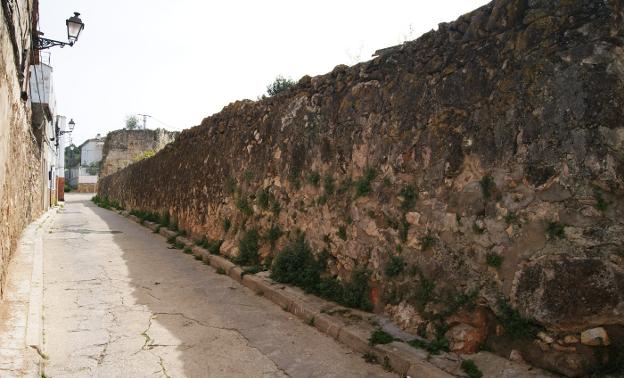 Lienzo de la muralla del Rafalí, en la calle Calvari, y al fondo un tramo más elevado, donde hubo una torre en la Edad Media. 