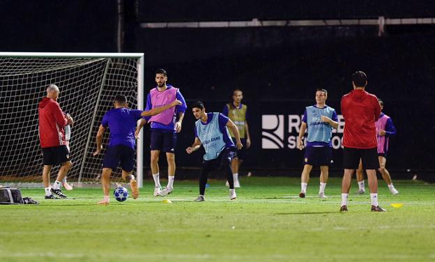 Los jugadores del Valencia se entrenaron en Paterna a última hora de la tarde de ayer. 