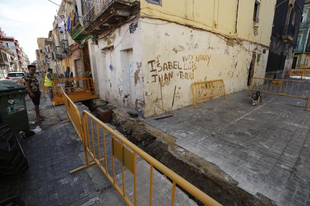 Zona en obras en la calle Padre Luis Navarro con Pescadores, en el Cabanyal. 