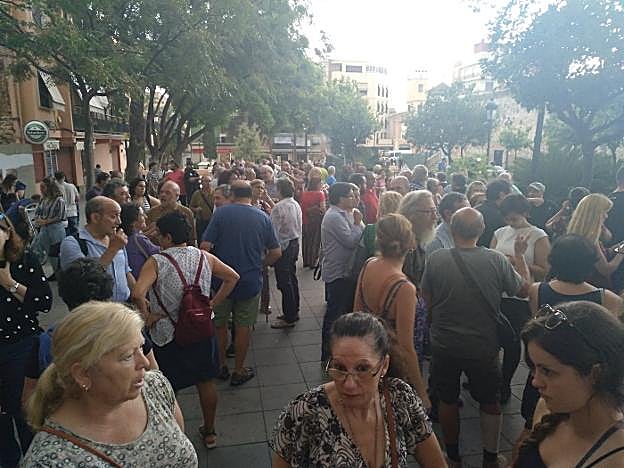 Los manifestantes, ayer durante la convocatoria reivindicativa, junto a la zona afectada por el derrumbre. 