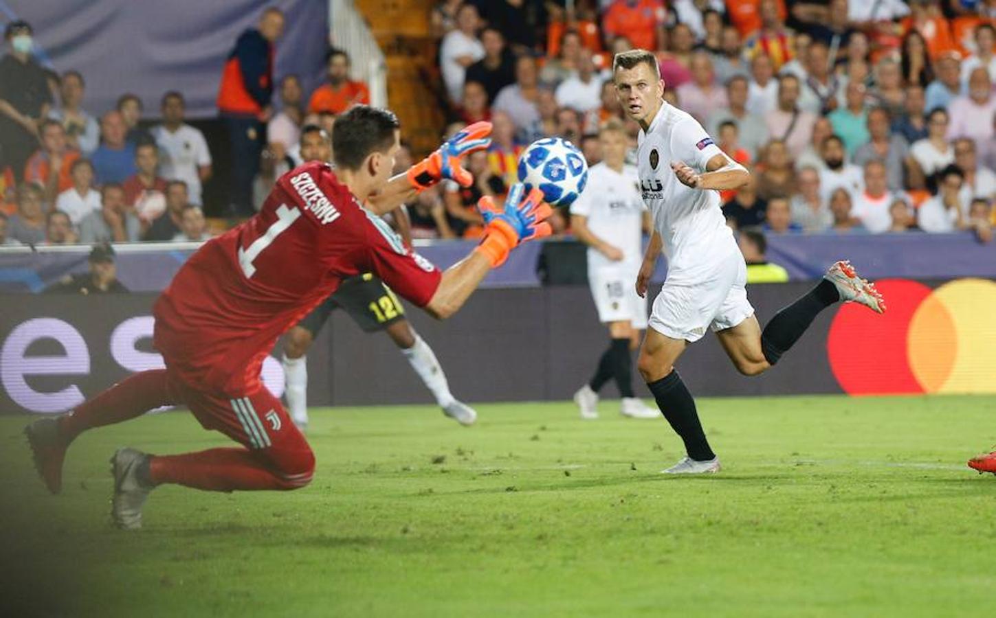 Estas son las mejores imágenes del partido de la primera jornada de Champions en Mestalla