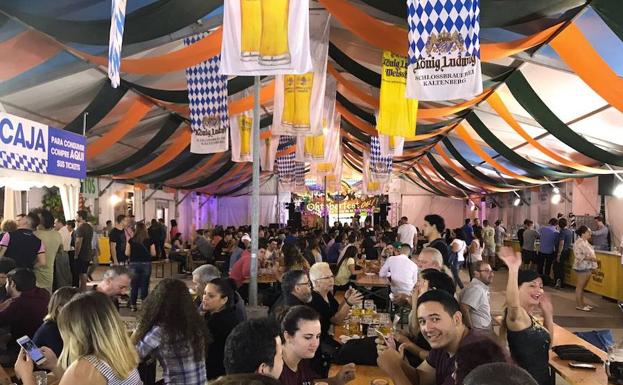 Además de cerveza, este domingo en la Oktoberfest se podrá disfrutar también de platos típicos alemanes.