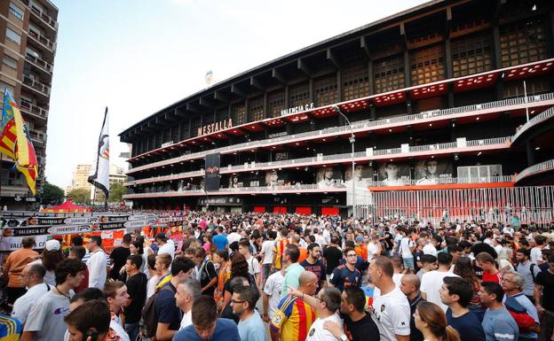 La afición en los alrededores de Mestalla esperando la llegada del equipo.