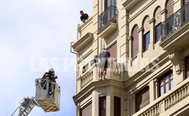 El hombre mientras era rescatado por los Bomberos